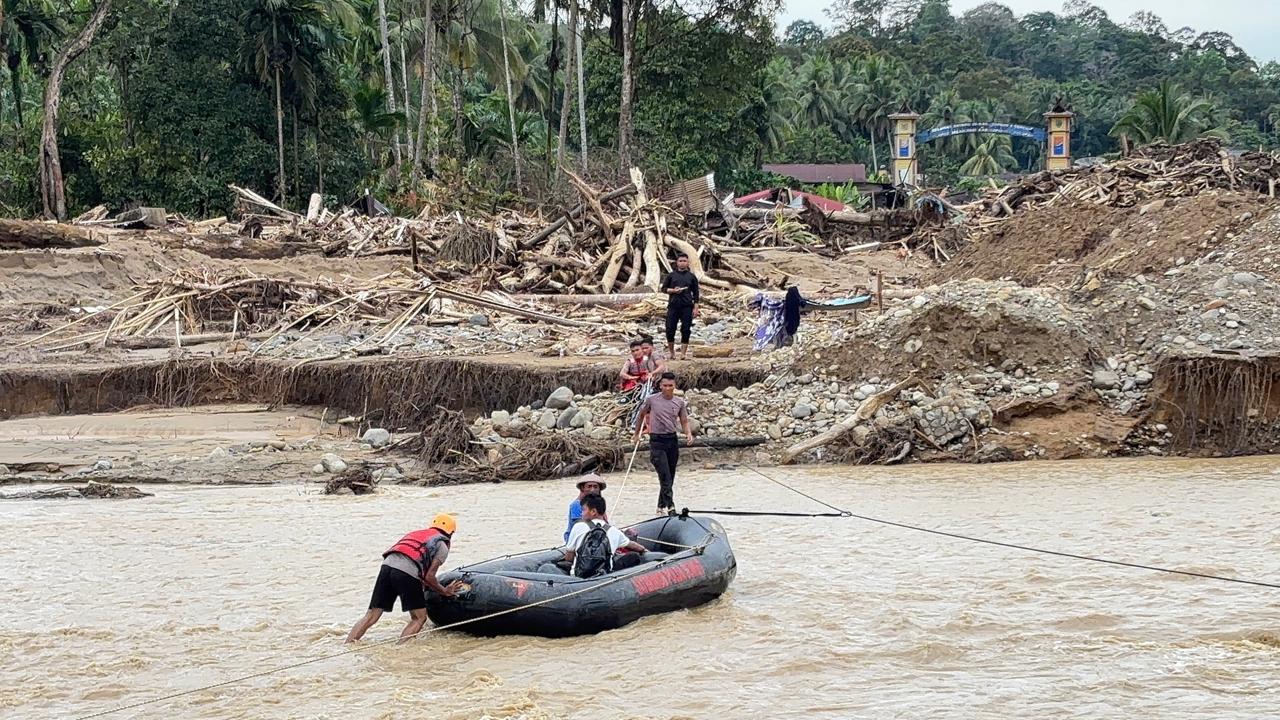 Evakuasi kemanusiaan Polri dalam penanganan bencana di Tabagsel.